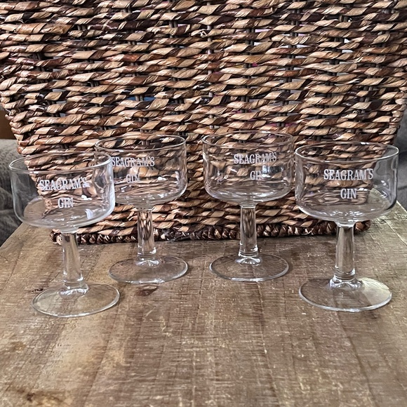 Set of 4 Clear Seagrams Gin Stemmed Glasses with White Print - Picture 2 of 11